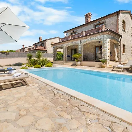 Serenita With Heated Pool Cabrunici