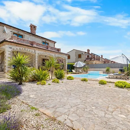 Serenita With Heated Pool فيلة