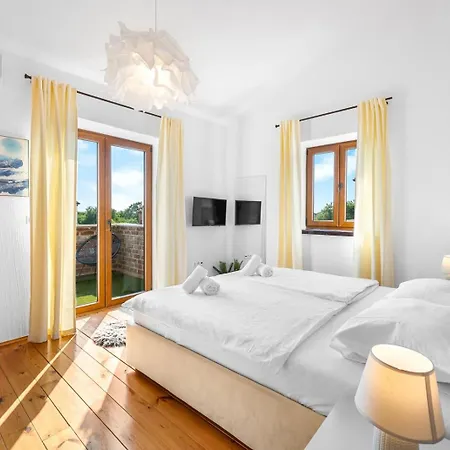 Serenita With Heated Pool فيلة Cabrunici